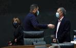 El socialista Ramón Alzórriz habla con Adolfo Araiz (EH Bildu) en el Parlamento, mientras Uxue Barkos (Geroa Bai) pasa a su lado
