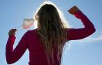 Una mujer se quita la mascarilla el pasado jueves coincidiendo con la eliminación de las restricciones