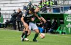 Álex Gualda pelea un balón ante un jugador del Ferrol