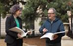 Rebeca Esnaola, consejera de Cultura, y Carlos Cánovas, autor del libro y premio Príncipe de Viana