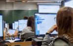 Estudiantes trabajando con ordenadores en un aula de la UPNA