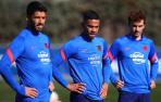 Los jugadores del Atlético de Madrid, Luis Suárez (i), Renan Lodi (c) y Antoine Griezmann durante el entrenamiento