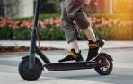 Un hombre circula en patinete eléctrico