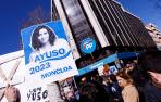 Partidarios de Isabel Díaz Ayuso, frente a la sede del PP en Madrid