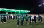 PRIMER ENTRENAMIENTO Jugadores del CD Lourdes, en su entrenamiento en el campo principal y ante la grada iluminada de verde, el color del equipo