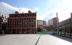 Al fondo, de blanco, los edificios que serán tapados en la plaza