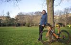 Ricardo Abad Martínez en el parque del Conde de Tafalla con su bicicleta. Tras abandonar los retos ha vuelto a sus orígenes ciclistas. “Antes de corredor fui ciclista”, recuerda