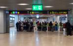 Varias personas hacen cola para facturar en la Terminal 1 del Aeropuerto Adolfo Suárez Madrid Barajas