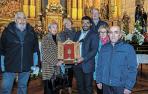 Los hermanos José Javier, Tere, María Puy y Mila Pardo con algunos de los cofrades y Ramón Ros