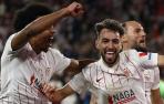 Los jugadores del Sevilla, Munir El Haddadi y el francés Jules Koundé celebran el primer gol del equipo andaluz