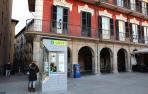 La antigua Caja Navarra en los bajos del palacio de Goyeneche, en la plaza de Castillo, a la venta