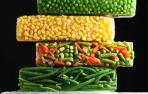 Imagen de diferentes verduras congeladas y apiladas