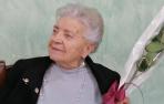 Vicenta Zubiria, de 91 años, de Zuhatzu, con una flor en la mano