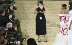 Alexandria Ocasio-Cortez en la gala Met 2021 con su vestido “Tax the Rich”