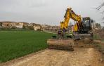 La maquinaria de la empresa adjudicataria, este lunes, durante un momento de las obras de mejora del camino