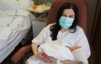 Olha, la mujer ucraniana que huyó de la guerra, junto a su hija Eva en el Hospital Reina Sofía de Tudela