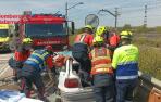 Bomberos trabajan en uno de los coches implicados en el accidente