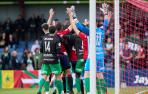 La zaga visitante defiende a varios jugadores rojillos situados en el primer palo en un córner a favor de Osasuna Promesas