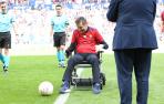 Juan Carlos Unzué realiza el saque inicial en el Osasuna-Alavés