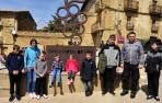 El matrimonio de Olena y Vitaliy, ayer junto a sus siete hijos en San Martín de Unx. De izda. a dcha.: Sasha, de 12 años, Yaroslava (10), Daniel (7), Ania (3), Elisey (7), Kolia (17) e Iliya (11)