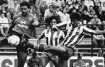 El jugador del Atlético de Madrid Vizcaíno, en un ataque sobre la portería contraria que intenta neutralizar Ibáñez, del Osasuna, durante el encuentro celebrado hoy en el estadio Vicente Calderón