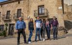 Desde la izda., Javier Fernández, sus hijos Myriam, Julen y Ayelen, su mujer, Mª Carmen Senosiáin, y su hermano, Fernando Fernández, frente a la vivienda familiar