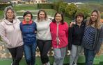 La edil Maite Beorlegui, Liubov, Larysa (ucraniana afincada en Estella), Yrina, Anzhelika y su hija Anastasiia, en la vivienda de Abáigar