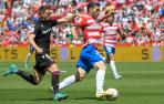 El centrocampista del Levante Nemanja Radoja, durante el partido de la Jornada 32 de LaLiga Santander, este domingo en el estadio Nuevo Los Cármenes de Granada