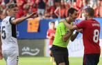 Darko Brasanac protesta a De Burgos Bengoetxea un gol anulado en presencia de Paulista