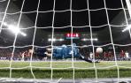 Vista desde detrás de la portería de uno de los dos penaltis detenidos por Sergio Herrera a Benzema