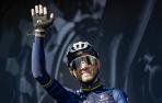 Alejandro Valverde saluda desde el podio de la Flecha Valona antes de iniciar la carrera