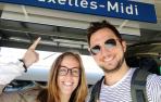 Marta Roig Estrada y su pareja tras llegar a Bruselas después de tres semanas atrapados en Sudáfrica
