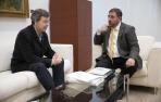 El defensor del Pueblo, Patxi Vera, y el presidente del Parlamento, Unai Hualde