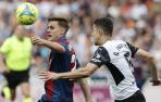El defensa del Valencia Gabriel Paulista (d) pelea un balón con Dani Gómez, del Levante, durante el partido de Liga en Primera División que disputan este sábado en el estadio de Mestalla, en Valencia
