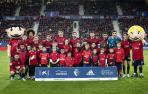 Niños de la Fundación Osasuna con el equipo titular que se enfrentó al Real Madrid en El Sadar