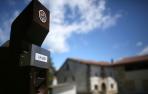 En primer término, un poste del ‘puerta a puerta’, colocado en Uharte Arakil