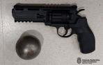 Arma de aire comprimido y bola metálica maciza