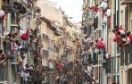 La manada de la ganadería de Jandilla, de Mérida (Badajoz), a su paso por la calle Estafeta durante el quinto encierro de los Sanfermines de 2016.