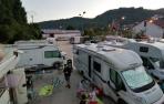 Acumulación de autocaravanas en un aparcamiento ordinario de Ochagavía