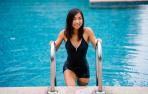 Adolescente en piscina municipal