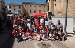 Alumnado y docentes del colegio público de Cáseda, ayer durante el IX Almuerzo solidario