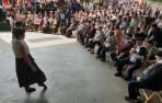 Los jóvenes de Donamaria bailan un aurresku ante los mayores homenajeados