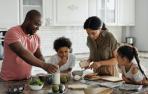 Familia cocinando en casa