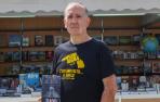 Miguel Izu, con un ejemplar de su novela 'Retorno a Balincourt'