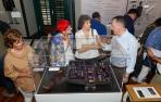 El médico e investigador Pablo Larraz explica detalles de la exposición a las consejeras Indurain y Esnaola