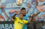 Rubén Peña disputa un balón de cabeza ante el Celta