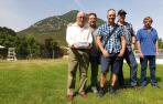 Desde la izda.: Miguel Ángel Vera Ayanz (con el libro del 50 aniversario del torneo de fútbol Higa de Monreal), Txema García Aróstegui, Jesús Ángel Fernández Imízcoz, Pello García Aizpún y José Ignacio Beorlegui Berruezo, ayer en Monreal ante la Higa.