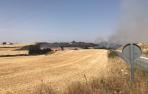 Incendio que ha cortado la carretera entre Tafalla y Artajona