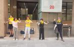 Imagen de las trabajadoras de la Plataforma 0-3, encadenadas frente a la puerta de la FNMC