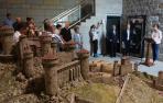 En primer plano, una de las maquetas de la exposición